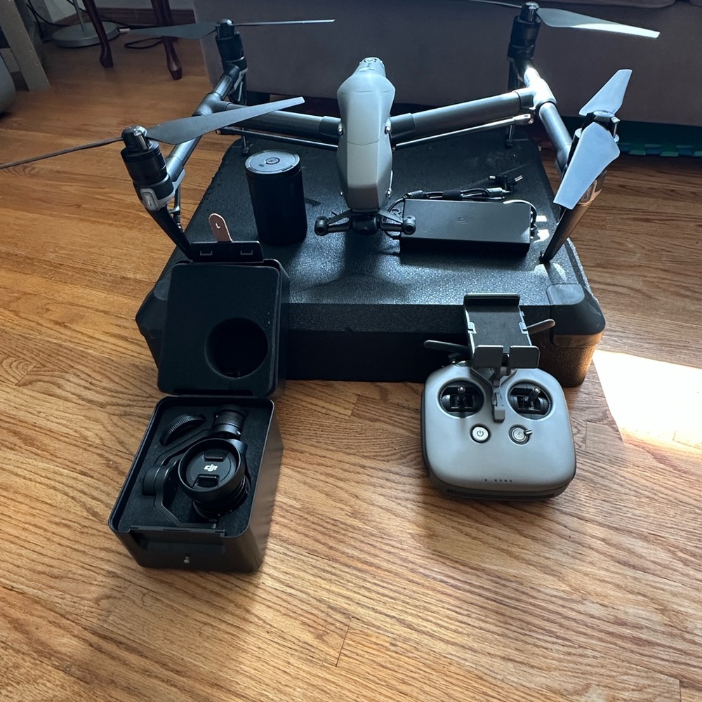 DJI Inspire 2 + Zenmuse X5S + Controller + Charger + Case